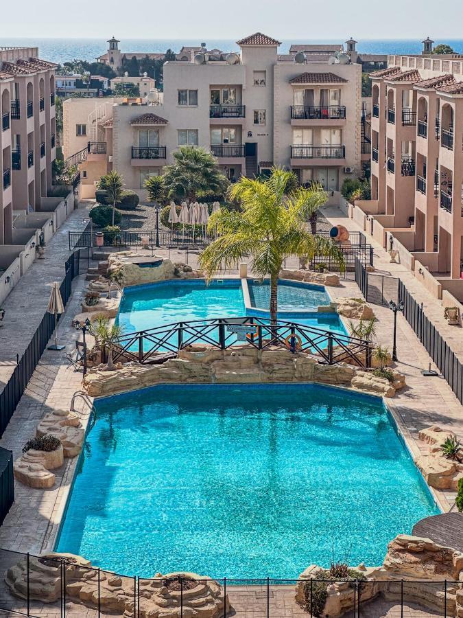 Royal-Seacrest Paphos-Center Vip Apartment Exterior photo